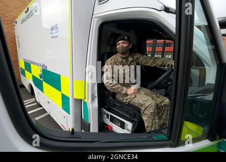 Le soldat Guy Spiers du 68 e Escadron du 7e Régiment Royal Logistic corps est assis dans une ambulance lors d'une visite du secrétaire à la Santé, Humza Yousaf (non représenté), au centre d'éducation clinique du bâtiment écossais d'incendie et de sauvetage de Hamilton, Lanarkshire, Où il a rencontré le personnel de l'armée pour les remercier d'avoir aidé le service d'ambulance écossais. Date de la photo : vendredi 24 septembre 2021. Banque D'Images