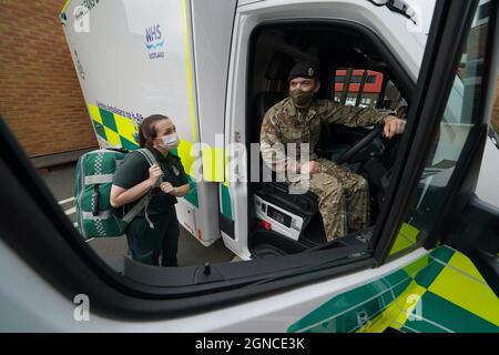 Scottish Ambulance Service Paramedic Amy Young aux côtés du Soldat Guy Spiers du 68 Squadron du 7e Régiment Royal Logistic corps lors d'une visite du secrétaire à la Santé Humza Yousaf (non représenté) au centre d'éducation clinique du bâtiment écossais d'incendie et de sauvetage à Hamilton, Lanarkshire, Où il a rencontré le personnel de l'armée pour les remercier d'avoir aidé le service d'ambulance écossais. Date de la photo : vendredi 24 septembre 2021. Banque D'Images