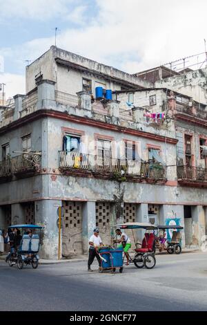 LA HAVANE, CUBA - 20 FÉVRIER 2016 : bâtiment délabré dans le centre de la Havane Banque D'Images