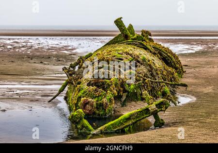 Naufrage historique du sous-marin Midget de classe XT de la Seconde Guerre mondiale enseveli dans le sable à marée basse, Aberlady Bay, East Lothian, Écosse, Royaume-Uni Banque D'Images