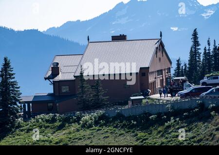 Washington, États-Unis - 9 juillet 2021 : le centre d'accueil et boutique de cadeaux de Hurricane Ridge dans le parc national olympique Banque D'Images