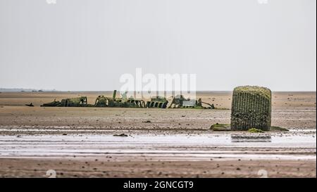 Naufrage historique du sous-marin Midget de classe XT de la Seconde Guerre mondiale enseveli dans le sable à marée basse, Aberlady Bay, East Lothian, Écosse, Royaume-Uni Banque D'Images