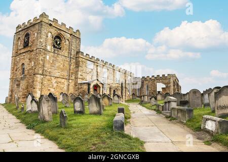 Eglise de Sainte Marie, avec cimetière et pierres tombales, Whitby, North Yorkshire, Angleterre, Royaume-Uni Banque D'Images