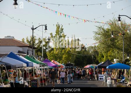 Manteca, Californie, États-Unis - 15 juillet 2021 : les gens assistent à une foire de rue dans le centre-ville historique de Manteca. Banque D'Images