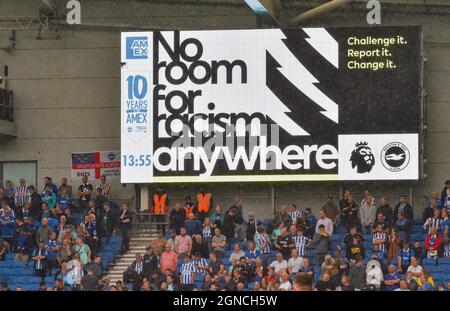 Message « fans and No Room for racisme » lors du match de la Premier League entre Brighton et Hove Albion et Leicester City au stade de la communauté American Express, Brighton, Royaume-Uni - 19 septembre 2021 - usage éditorial uniquement. Pas de merchandising. Pour les images de football, les restrictions FA et Premier League s'appliquent inc. Aucune utilisation Internet/mobile sans licence FAPL - pour plus de détails, contactez football Dataco Banque D'Images