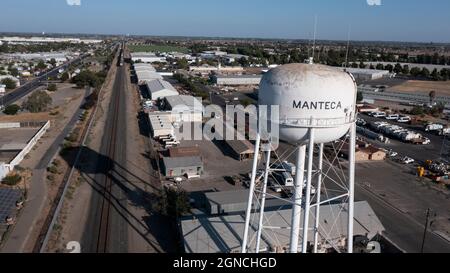 Manteca, Californie, États-Unis - 15 juillet 2021 : le soleil de l'après-midi brille sur le célèbre château d'eau de la ville. Banque D'Images