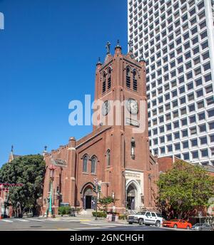 Vieille cathédrale Sainte-Marie + Mission chinoise de la Sainte-famille dans le quartier chinois de Chinatown à San Francisco, Californie. Banque D'Images