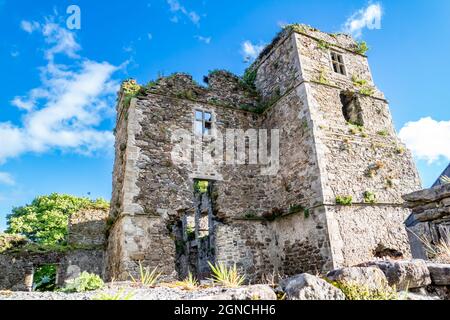 Les ruines du château de Manorhamilton, érigé en 1634 par Sir Frederick Hamilton - Comté de Leitrim, Irlande. Banque D'Images