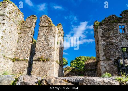 Les ruines du château de Manorhamilton, érigé en 1634 par Sir Frederick Hamilton - Comté de Leitrim, Irlande. Banque D'Images