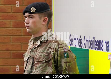 Le soldat Guy Spiers du 68 Escadron du 7e Régiment Royal Logistic corps se tient à côté d'une ambulance lors d'une visite du secrétaire à la Santé Humza Yousaf (non représenté) au centre d'éducation clinique du bâtiment écossais d'incendie et de sauvetage à Hamilton, Lanarkshire, Où il a rencontré le personnel de l'armée pour les remercier d'avoir aidé le service d'ambulance écossais. Date de la photo : vendredi 24 septembre 2021. Banque D'Images