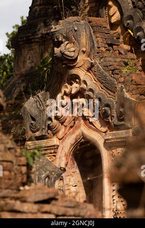 Gros plan des reliefs et des motifs décoratifs des stupas et pagodes anciens, à Nyaung Ohak, Pagode Shwe Indein, État Shan, Myanmar Banque D'Images