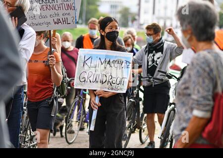 Heidelberg, Allemagne - 24 septembre 2021 : jeune femme avec un panneau indiquant « la protection du climat est un droit fondamental » en allemand lors de la grève mondiale du climat Banque D'Images