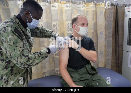 PORTSMOUTH, Virginie (janv 5, 2021) le capitaine Daniel Prochazka, de Woodbridge (Virginie), dirigeant du porte-avions de la classe Nimitz USS Harry S. Truman (CVN 75), reçoit une vaccination COVID-19 au Naval Medical Center Portsmouth. Harry S. Truman est actuellement dans le chantier naval de Norfolk pour sa période de disponibilité incrémentielle de transporteur prolongée. (É.-U. Photo marine par le Matelot de 1re classe Tyler Bergstrom) Banque D'Images