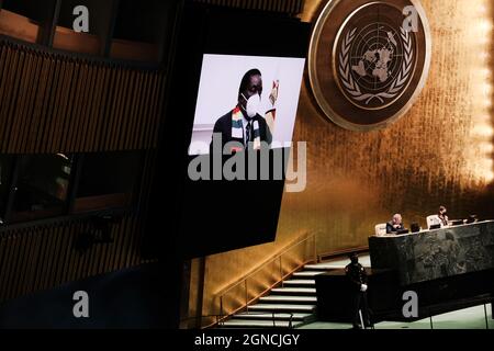 New York, États-Unis. 23 septembre 2021. NEW YORK, NEW YORK - SEPTEMBRE 23 : le Président du Zimbabwe, Emmerson Mnangagwa, parle par liaison vidéo à la 76e session de l'Assemblée générale des Nations Unies (AGNU) au siège de l'ONU le 23 septembre 2021 à New York. L'événement de cette année, qui a été raccourci en raison des restrictions de Covid-19, mettra en lumière les problèmes mondiaux liés à la lutte contre la pandémie de Covid-19 et à la redynamisant l'économie mondiale post-pandémique. (Photo de Spencer Platt/Pool/Sipa USA) crédit: SIPA USA/Alay Live News Banque D'Images