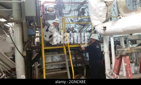 NORFOLK (23 mars 2020) des gardes-côtes américains du secteur de la Garde côtière (Virginia Prevention Department) inspectent la salle des machines du navire-hôpital militaire Seallift Command USNS Comfort (T-AH 20) à la base navale Norfolk (Virginie), le 23 mars 2020, Avant son départ à New York pour aider à la réponse à la COVID-19. La Garde côtière est tenue d'inspecter le navire à la recherche de tout danger pour la santé ou l'environnement avant qu'il ne commence à partir de la jetée. (É.-U. Coast Guard photo/publié) 200323-G-G0105-1002 Banque D'Images