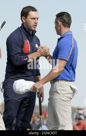 Kohler, États-Unis. 24 septembre 2021. Patrick Cantlay (L) de l'équipe États-Unis a été félicité par Rory McIlroy de l'équipe Europe après avoir concédé le match 4 sur le 15ème green au cours du premier jour de la 43ème Ryder Cup à Whistling Straits le vendredi 24 septembre 2021 à Kohler, Wisconsin. Photo par Mark Black/UPI crédit: UPI/Alay Live News Banque D'Images