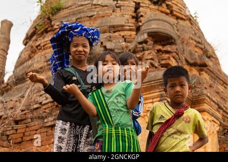 Indein Village, Myanmar - 05 janvier 2020: Plusieurs enfants birmans, jouent et se méprendre parmi les ruines des pagodes et stupas Banque D'Images