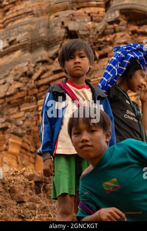 Indein Village, Myanmar - 05 janvier 2020: Plusieurs enfants birmans, jouent et se méprendre parmi les ruines des pagodes et stupas Banque D'Images