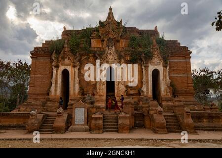 Indein Village, Myanmar - 05 janvier 2020 : un des temples à moitié effondrés, à la Pagode Shwe Indein, un après-midi de tempête Banque D'Images