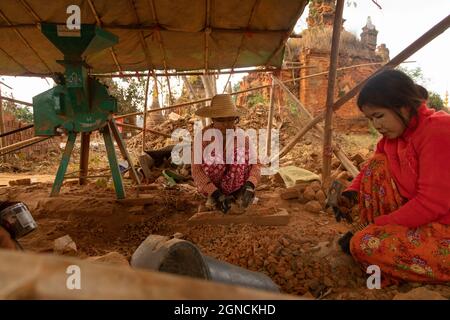 Village d'Indein, Myanmar - 05 janvier 2020 : femmes birmanes travaillant, faisant un travail de réhabilitation parmi les stupas de la Pagode Shwe Indein Banque D'Images