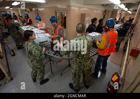 NORFOLK (26 mars 2020) des fournitures et du personnel sont chargés à bord du navire-hôpital du Commandement militaire du transport maritime USNS Comfort (T-AH 20) à la station navale Norfolk, Virginie, le 26 mars 2020. Comfort se prépare à se déployer à l’appui des efforts de réponse de la nation COVID-19 et servira d’hôpital de référence pour les patients non-COVID-19 actuellement admis dans des hôpitaux côtiers. Cela permet aux hôpitaux côtiers de concentrer leurs efforts sur les cas COVID-19. L’une des missions du ministère de la Défense est l’appui des autorités civiles à la défense. Le ministère de la Défense appuie l'Agence fédérale de gestion des urgences, le chef de file Banque D'Images