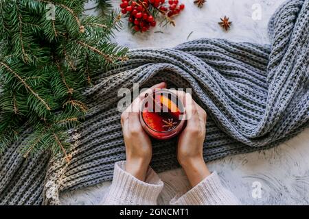 Noël et la composition du nouvel an, vin chaud dans les mains des femmes, vue du dessus Banque D'Images