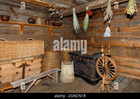 Salle de service et intérieur d'une ancienne cabane rurale avec divers outils ménagers. Banque D'Images