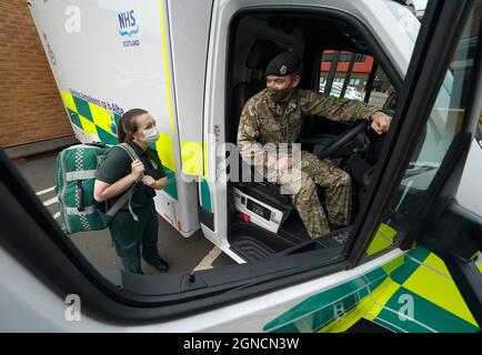 Scottish Ambulance Service Paramedic Amy Young aux côtés du Soldat Guy Spiers du 68 Squadron du 7e Régiment Royal Logistic corps lors d'une visite du secrétaire à la Santé Humza Yousaf (non représenté) au centre d'éducation clinique du bâtiment écossais d'incendie et de sauvetage à Hamilton, Lanarkshire, Où il a rencontré le personnel de l'armée pour les remercier d'avoir aidé le service d'ambulance écossais. Date de la photo : vendredi 24 septembre 2021. Banque D'Images