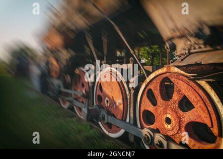 Roues d'une vieille locomotive à vapeur rouillée. Banque D'Images