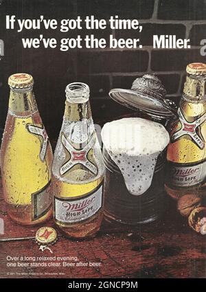 Publicité vintage de la bière Miller années 1980 bouteille Heineken des années 1970 avec publicité de magazine d'adver de papier de verre Heineken Banque D'Images