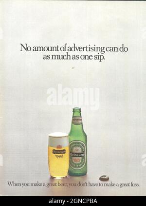 Publicité vintage de la bière Heineken années 1980 bouteille Heineken des années 1970 avec publicité de magazine d'adver en papier de verre Heineken Banque D'Images