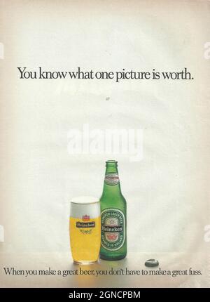 Publicité vintage de la bière Heineken années 1980 bouteille Heineken des années 1970 avec publicité de magazine d'adver en papier de verre Heineken Banque D'Images