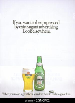 Publicité vintage de la bière Heineken années 1980 bouteille Heineken des années 1970 avec publicité de magazine d'adver en papier de verre Heineken Banque D'Images