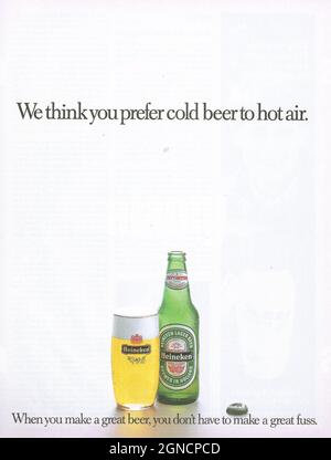 Publicité vintage de la bière Heineken années 1980 bouteille Heineken des années 1970 avec publicité de magazine d'adver en papier de verre Heineken Banque D'Images