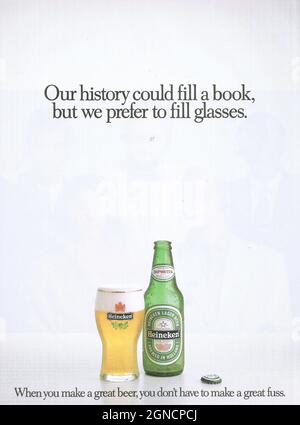 Publicité vintage de la bière Heineken années 1980 bouteille Heineken des années 1970 avec publicité de magazine d'adver en papier de verre Heineken Banque D'Images