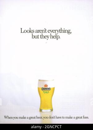 Publicité vintage de la bière Heineken années 1980 bouteille Heineken des années 1970 avec publicité de magazine d'adver en papier de verre Heineken Banque D'Images