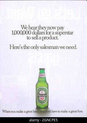 Publicité vintage de la bière Heineken années 1980 bouteille Heineken des années 1970 avec publicité de magazine d'adver en papier de verre Heineken Banque D'Images