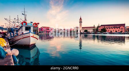 Pittoresque coucher de soleil de printemps dans la ville de Zakynthos. Superbe vue en soirée de la mairie et de l'église Saint Dionysios, de la mer Ionienne, de l'île de Zakynthos, de la Grèce, Banque D'Images