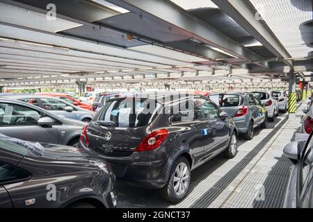 Voitures neuves en attente d'être exportées dans le port de Pasaia, Guipuzkoa, pays Basque, Espagne, Europe Banque D'Images