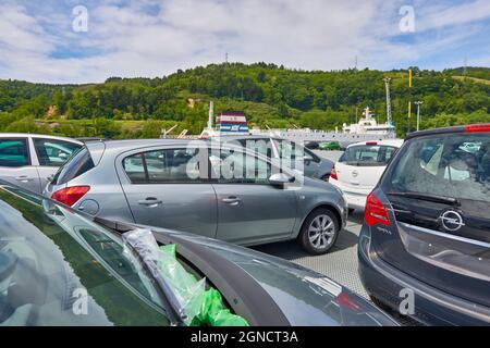 Voitures neuves en attente d'être exportées dans le port de Pasaia, Guipuzkoa, pays Basque, Espagne, Europe Banque D'Images