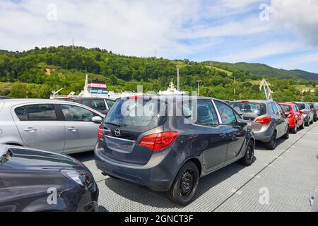 Voitures neuves en attente d'être exportées dans le port de Pasaia, Guipuzkoa, pays Basque, Espagne, Europe Banque D'Images