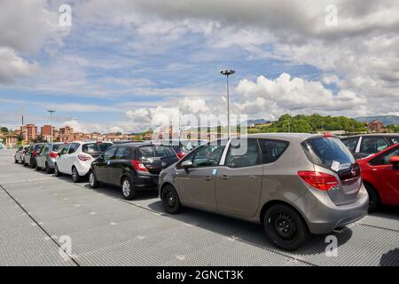 Voitures neuves en attente d'être exportées dans le port de Pasaia, Guipuzkoa, pays Basque, Espagne, Europe Banque D'Images