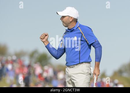 Kohler, États-Unis. 24 septembre 2021. Sergio García de Team Europe célèbre le 15ème green de la 43ème Ryder Cup à Whistling Straits le vendredi 24 septembre 2021 à Kohler, Wisconsin. Photo par Mark Black/UPI crédit: UPI/Alay Live News Banque D'Images