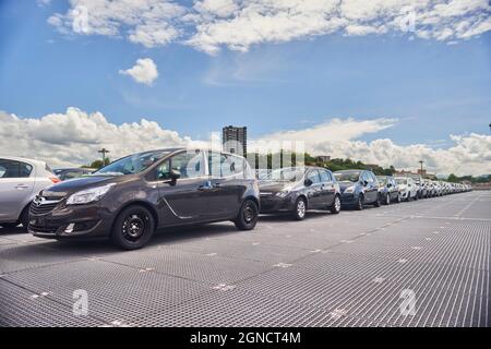 Voitures neuves en attente d'être exportées dans le port de Pasaia, Guipuzkoa, pays Basque, Espagne, Europe Banque D'Images