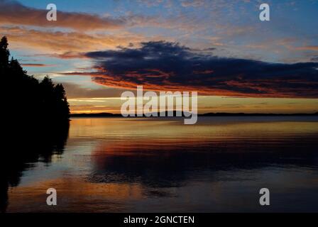 Lac Karjalan Pyhäjärvi dans l'est de la Finlande au coucher du soleil Banque D'Images