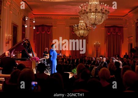 Dianne Reeves se produit dans la salle est de la Maison Blanche lors du dîner de l'Association des gouverneurs nationaux, le dimanche 26 février 2012. (Photo officielle de la Maison Blanche par Pete Souza) cette photo officielle de la Maison Blanche est disponible uniquement pour publication par les organismes de presse et/ou pour impression personnelle par le(s) sujet(s) de la photo. La photographie ne peut être manipulée d'aucune manière et ne peut pas être utilisée dans des documents commerciaux ou politiques, des publicités, des courriels, des produits, des promotions qui, de quelque manière que ce soit, suggèrent l'approbation ou l'approbation du Président, de la première famille ou du H blanc Banque D'Images