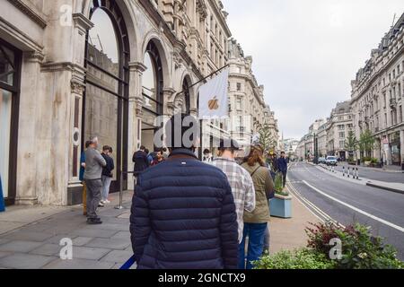 Londres, Royaume-Uni. Le 24 septembre 2021. IPhone 13 est en vente dans l'Apple Store de Regent Street. Banque D'Images