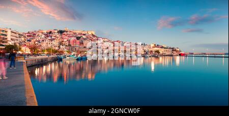 Magnifique paysage printanier sur la mer Égée. Coloful panorama en soirée de la ville de Kavala, le principal port maritime de l'est de la Macédoine et la capitale de Kavala Banque D'Images