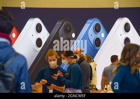 Londres, Royaume-Uni. Le 24 septembre 2021. IPhone 13 est en vente dans l'Apple Store de Regent Street. Banque D'Images