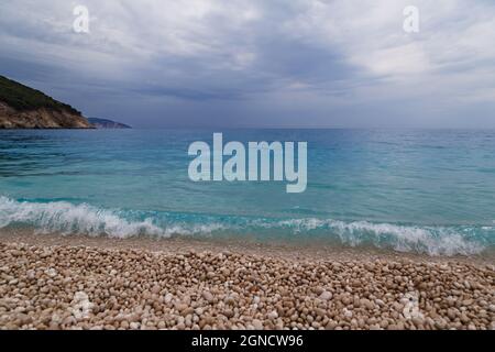 Ciel sombre et sombre sur la mer Ionienne. Plage de Myrtos, île de Céphalonie, Grèce, Europe Banque D'Images